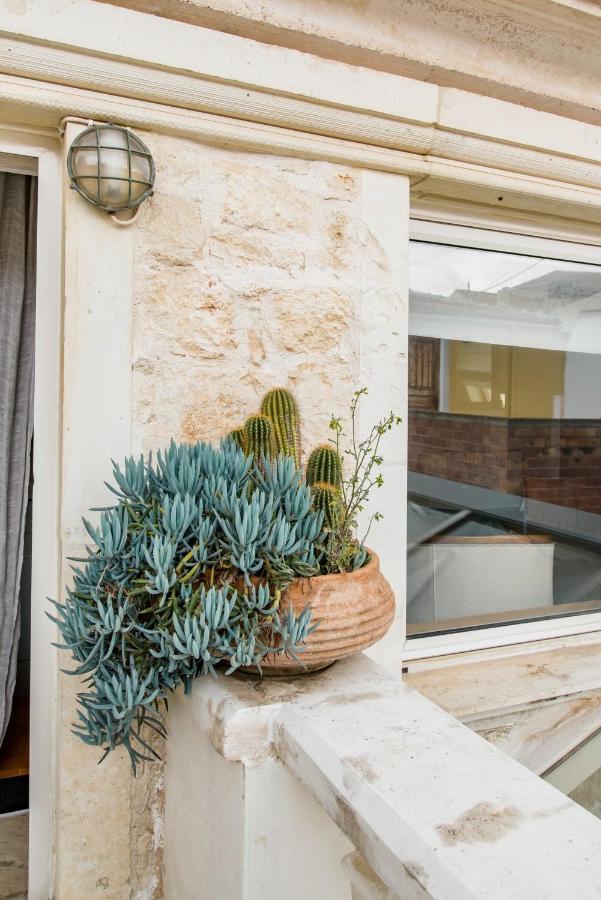 Villa Minimalist Stone *