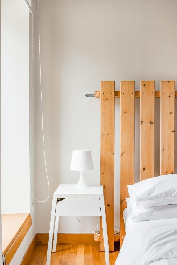 Vila Minimalist Stone